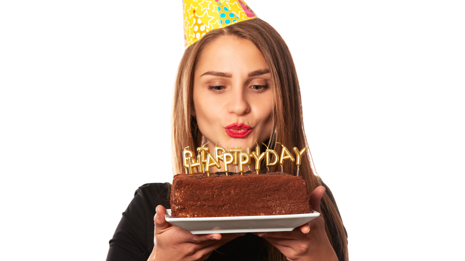 Красивая девушка с тортом на день рождения на белом фоне 