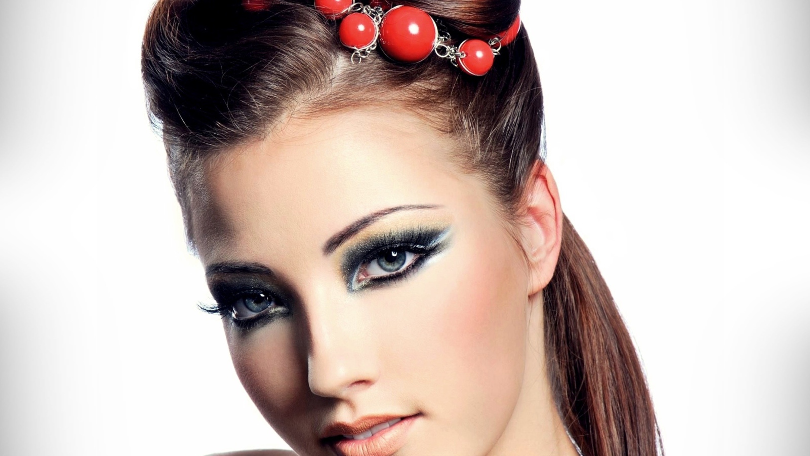 Красивая девушка с украшением в волосах на сером фоне 