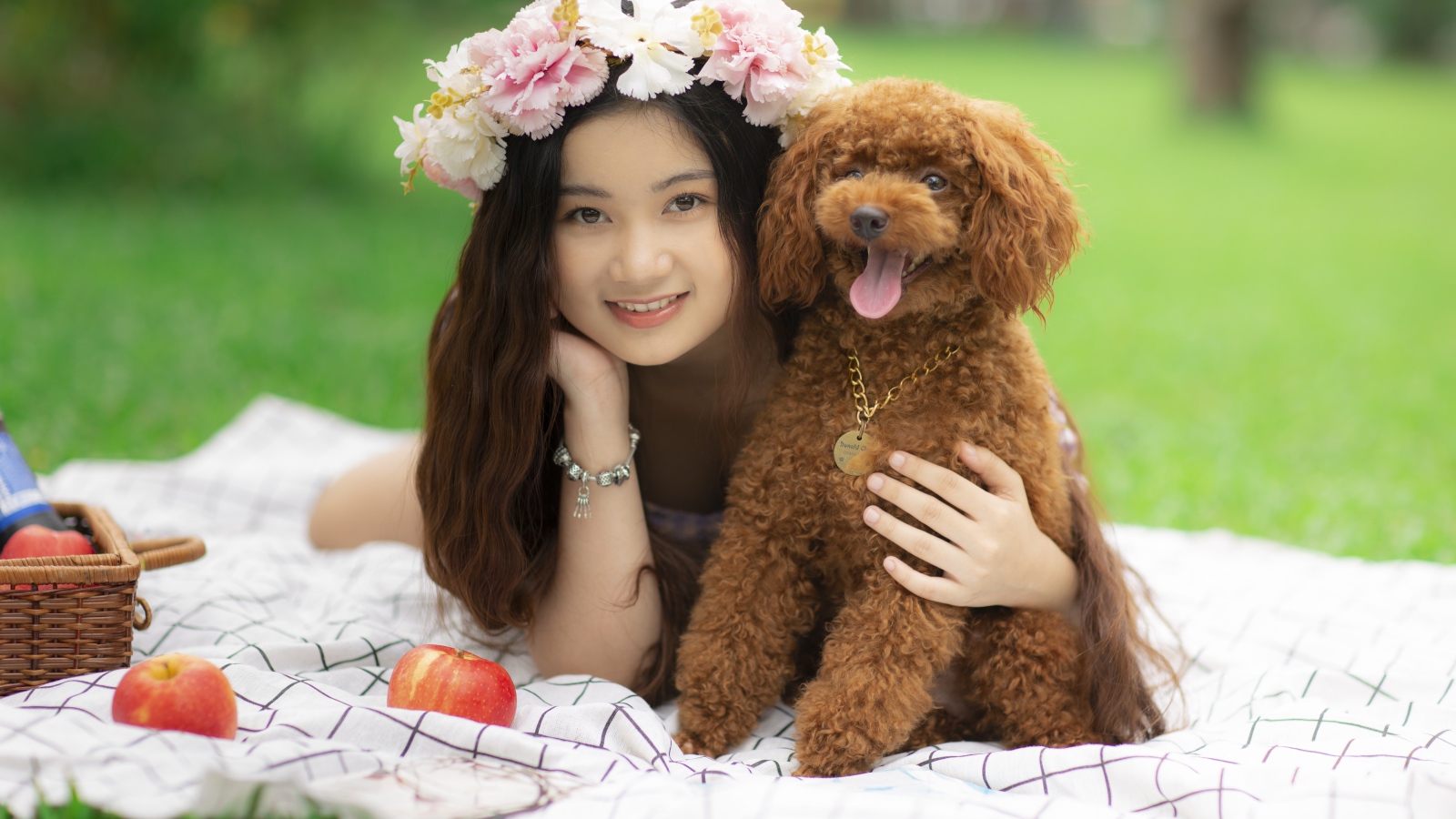 Красивая улыбающаяся девушка азиатка с собакой 