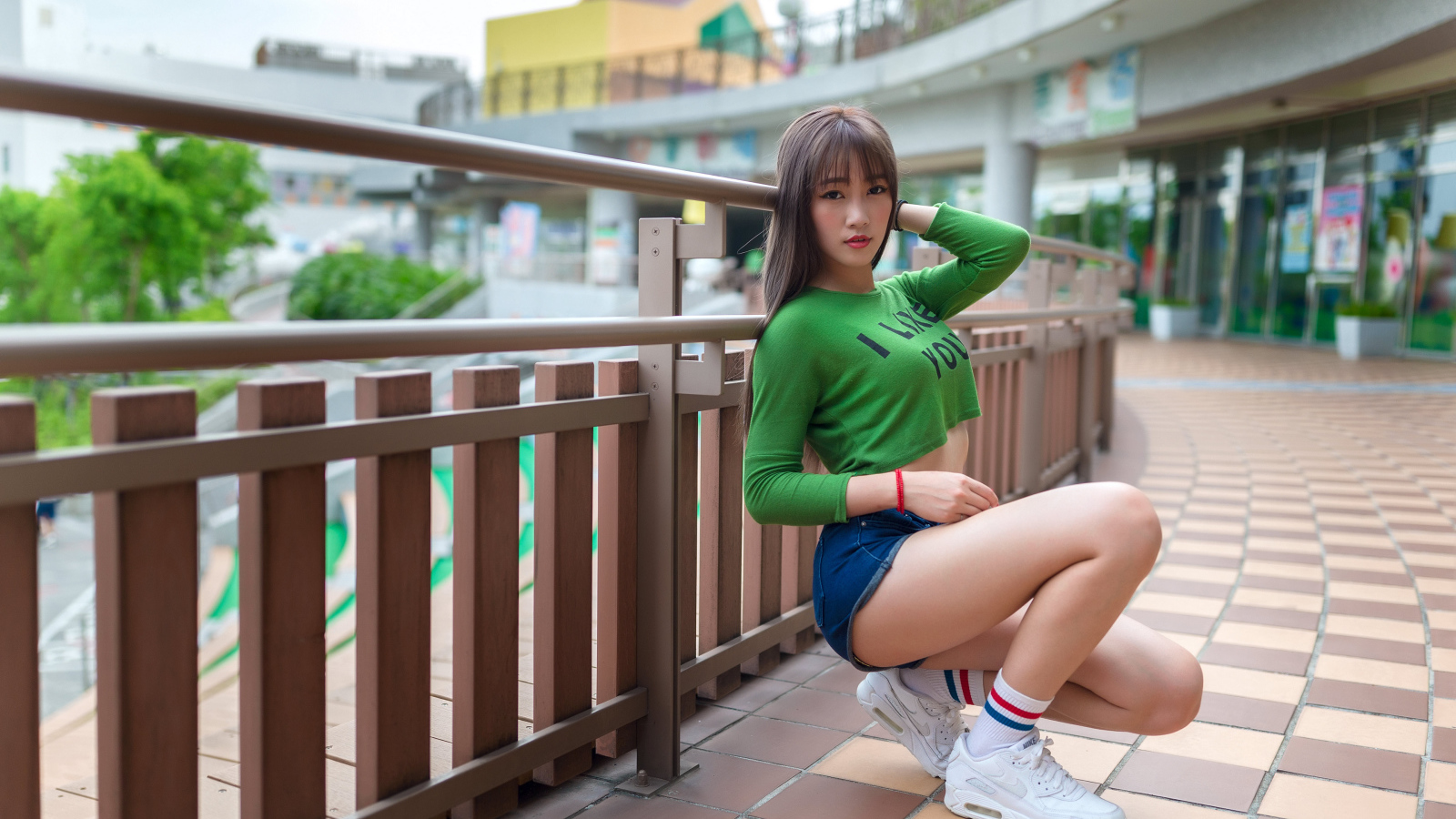 Красивая молодая азиатка в белых кроссовках 