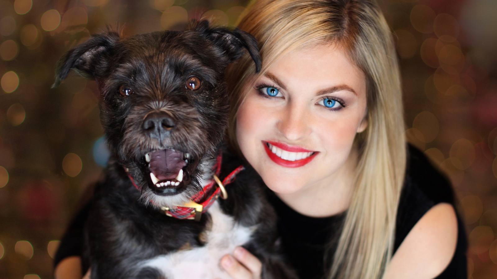 Голубоглазая блондинка с черной собакой 