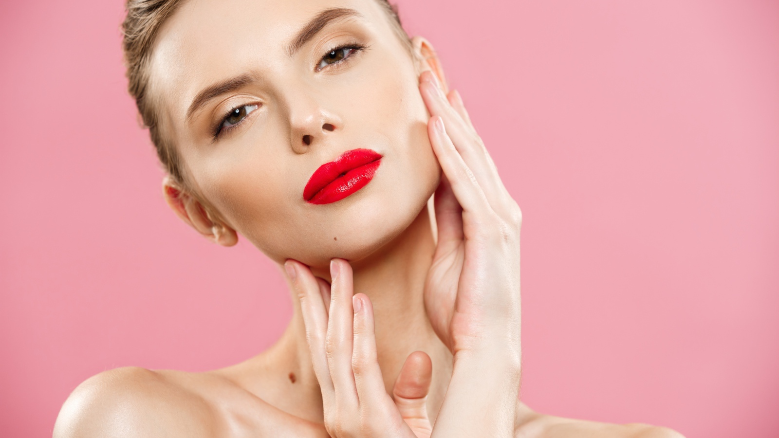 Яркая красная помада на губах у девушки