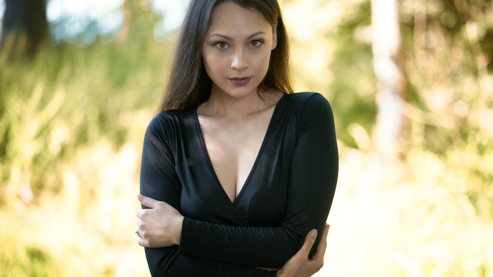 Кареглазая брюнетка модель в черном платье