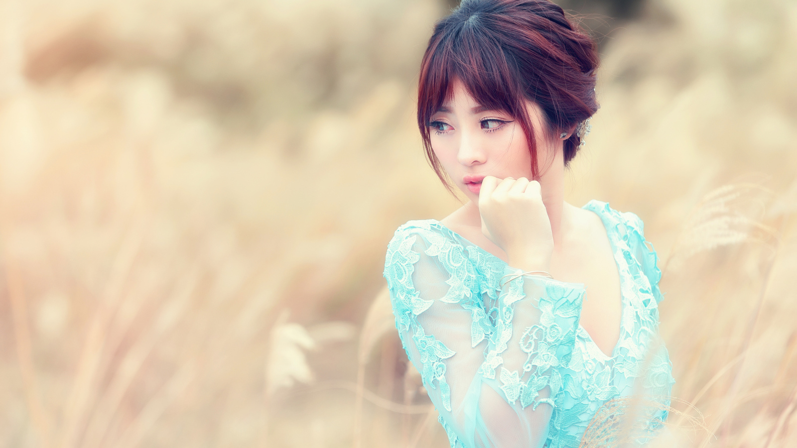 Милая девушка азиатка в голубом платье 