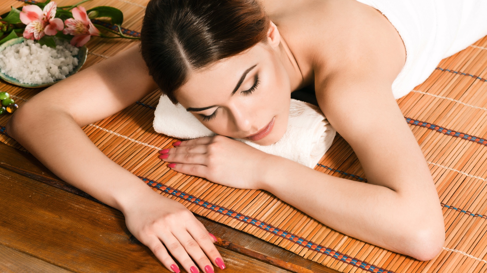 Девушка спит на спа процедурах