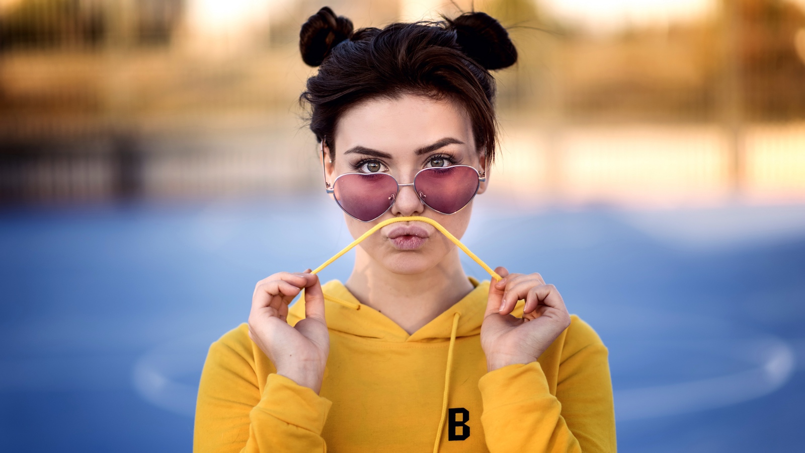 Девушка в очках в желтом худи 