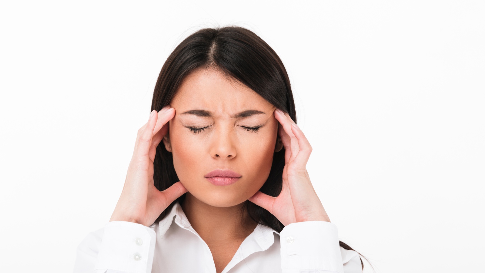 Девушка с головной болью на белом фоне 