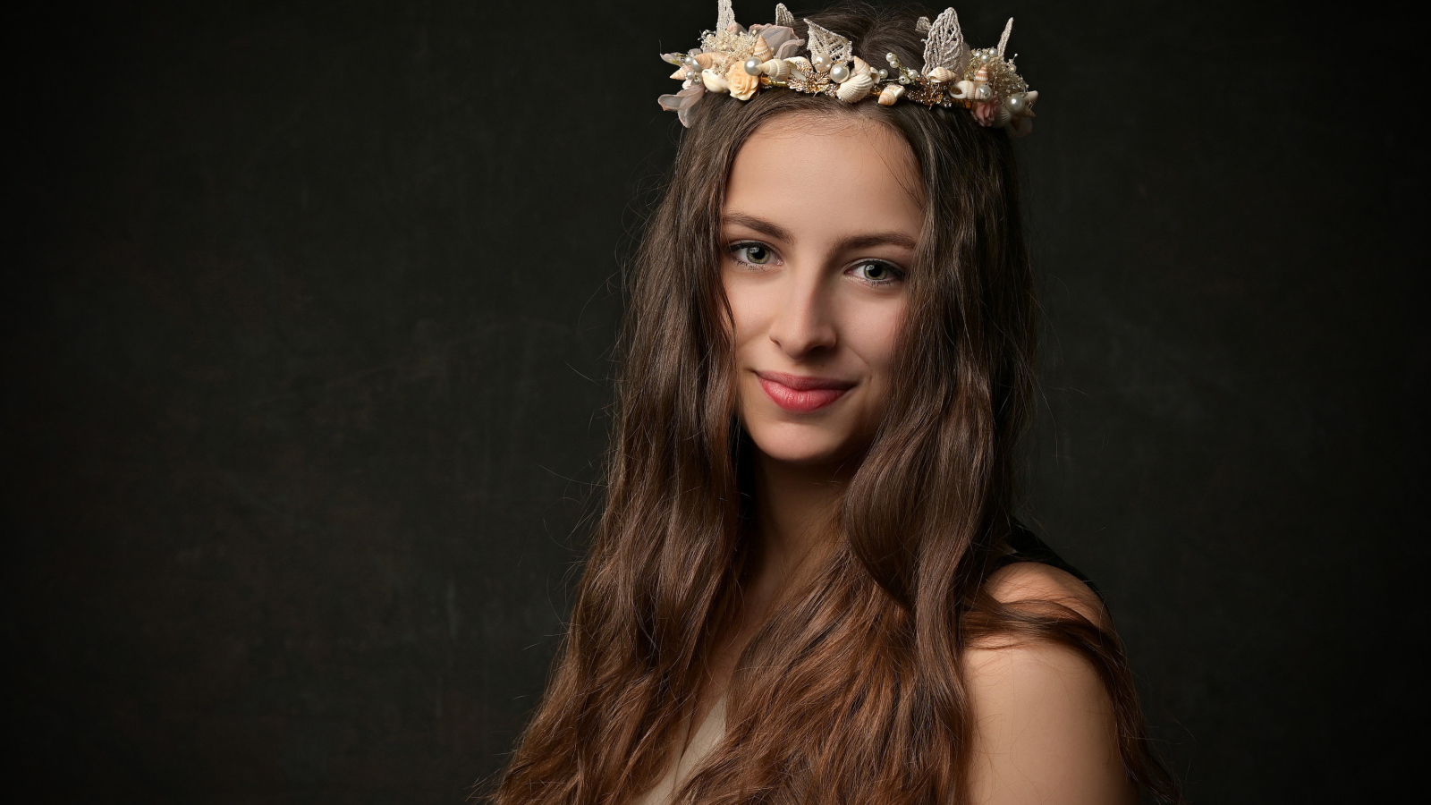 Длинноволосая девушка с украшением на голове 