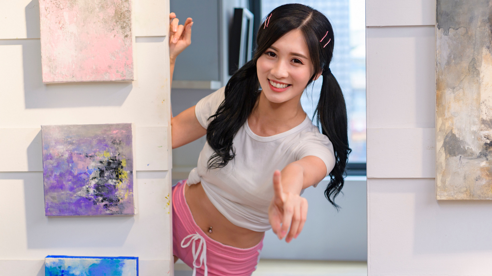 Улыбающаяся девушка азиатка в комнате