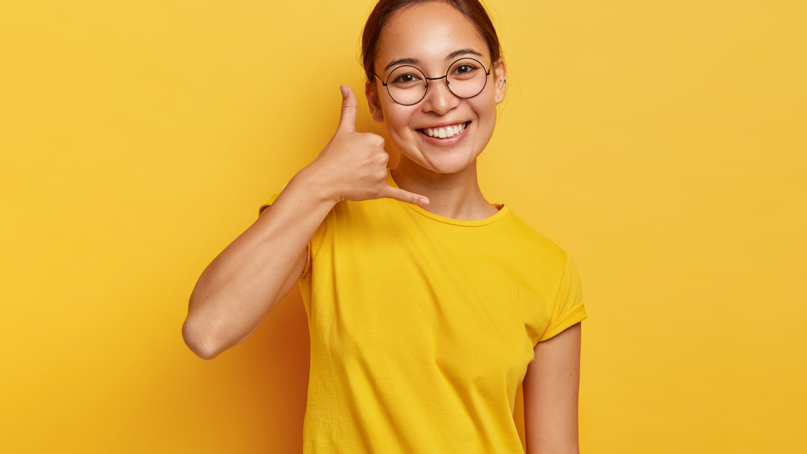 Улыбающаяся девушка на желтом фоне 