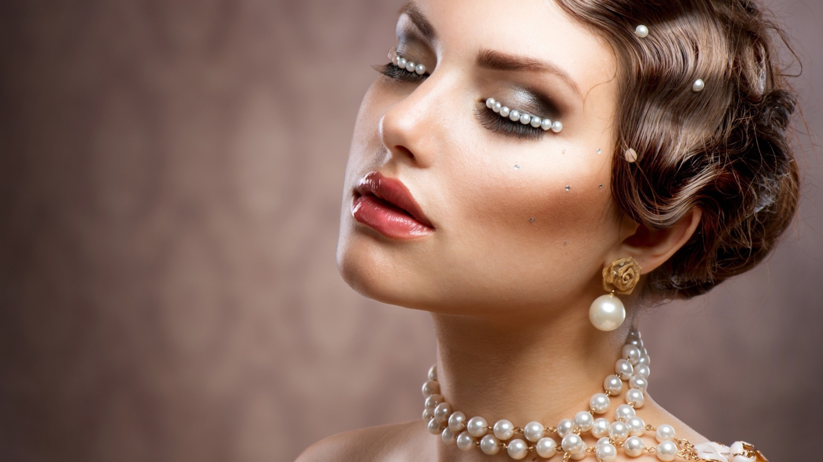 Лицо и тело красивой девушки украшено жемчугом 