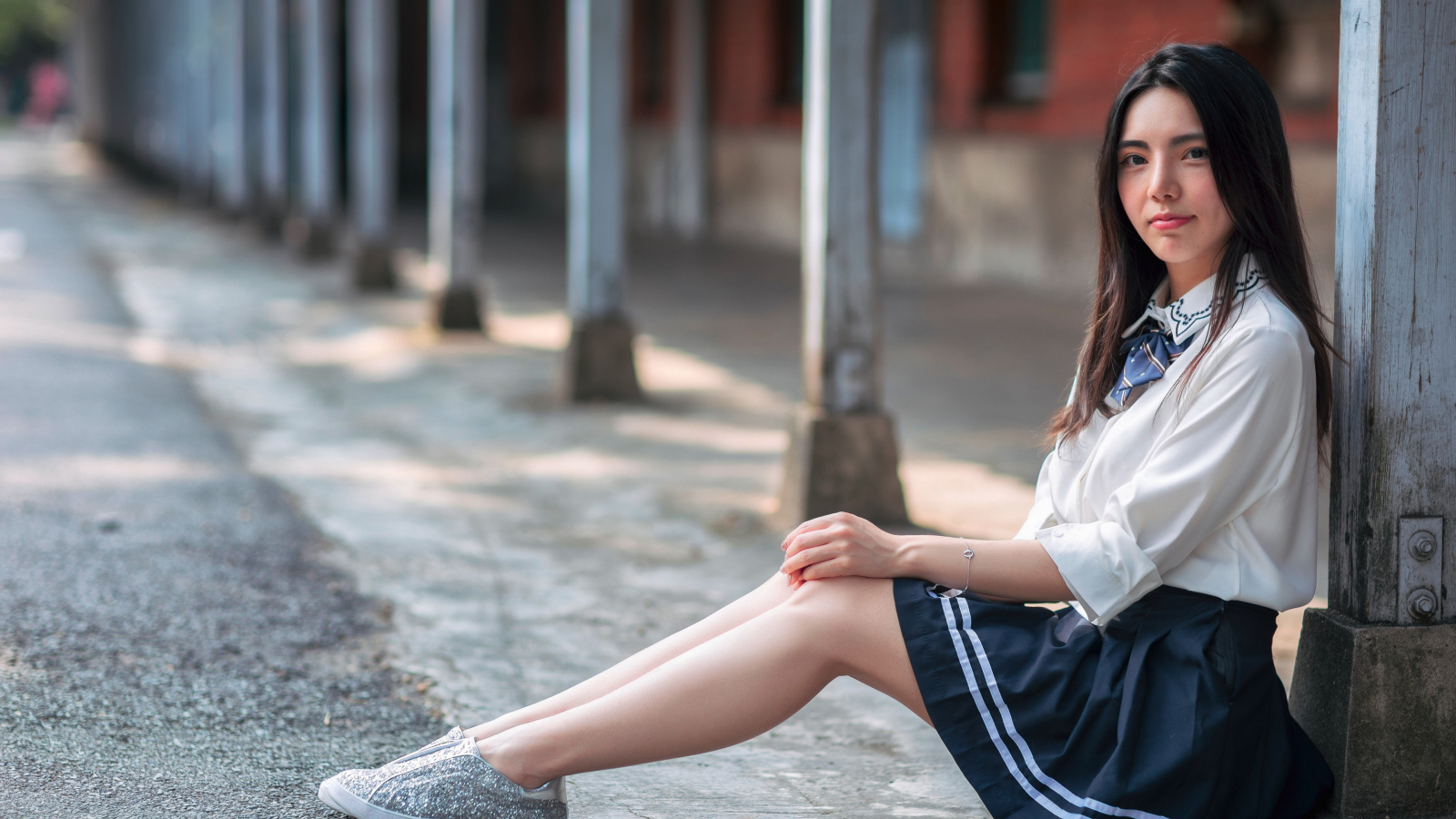 Молодая девушка азиатка в костюме школьницы