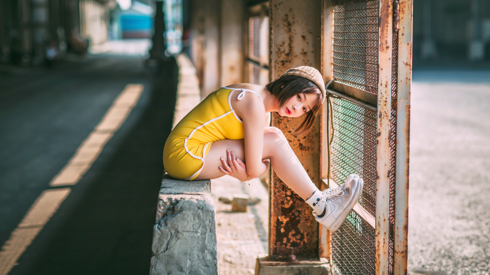 Молодая девушка азиатка сидит у сетки