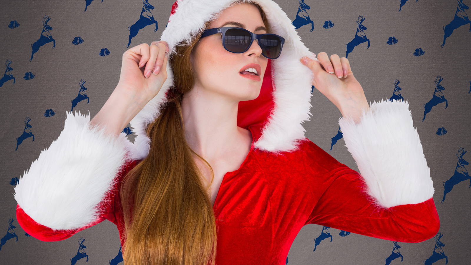 Девушка в красном костюме в очках на Рождество 