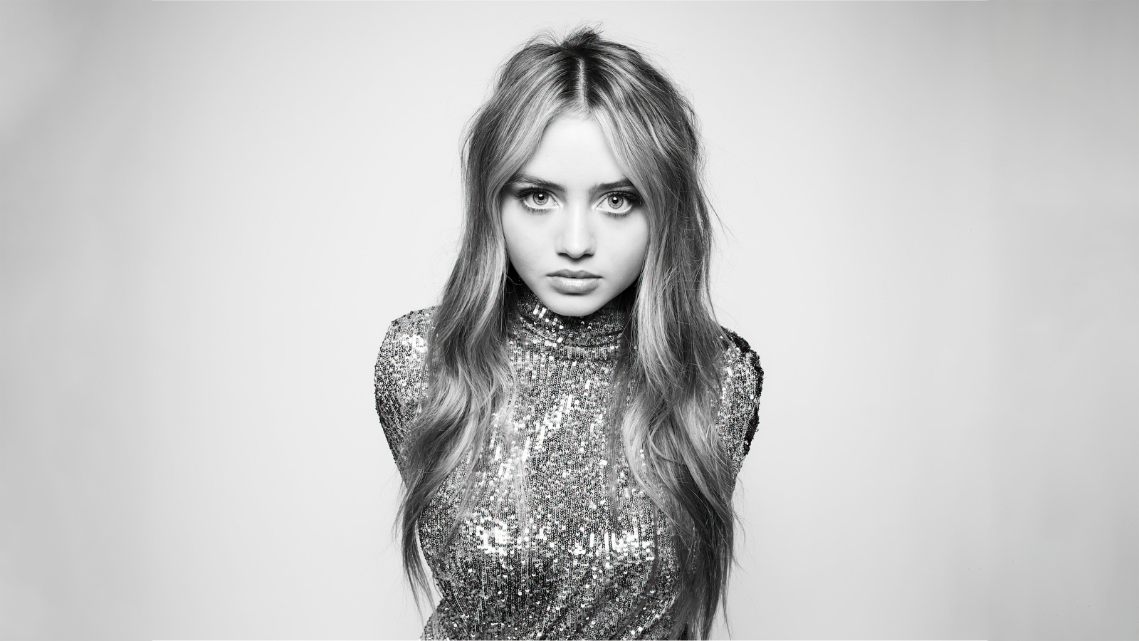 Красивая нежная девушка Лени Клум в блестящем платье