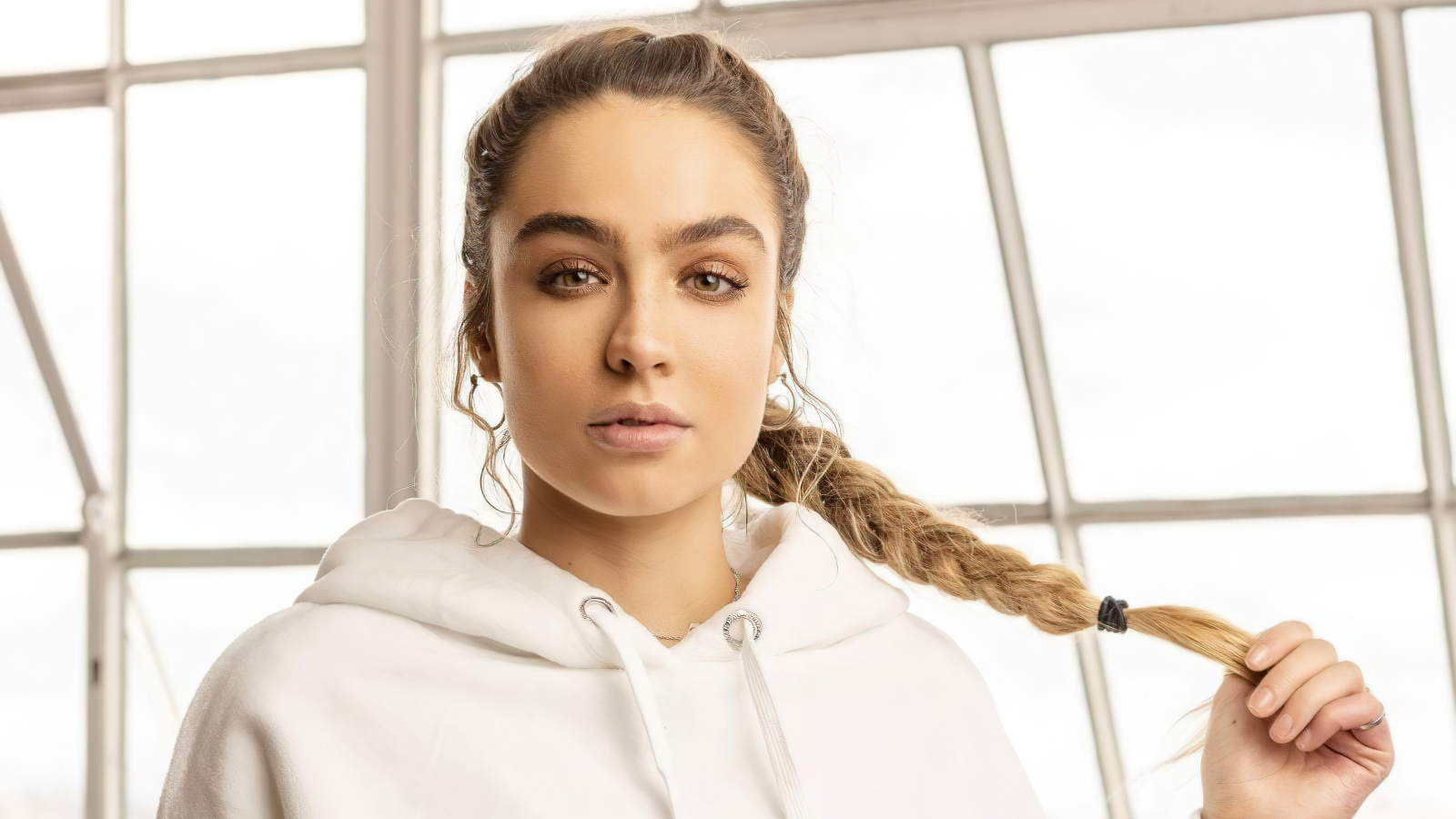 Модель Соммер Рэй в белом худи