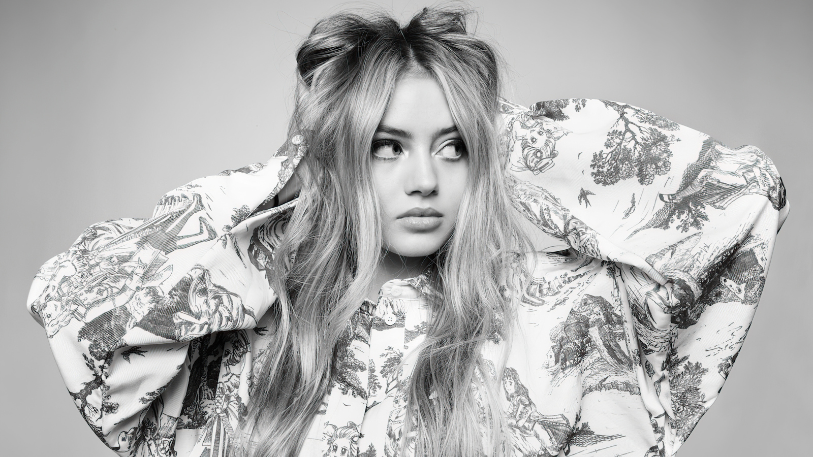 Молодая девушка модель Лени Клум на сером фоне