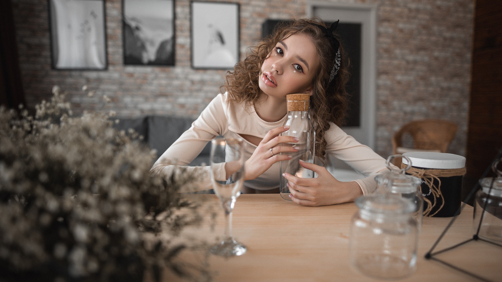 Молодая девушка модель сидит в кафе за столом
