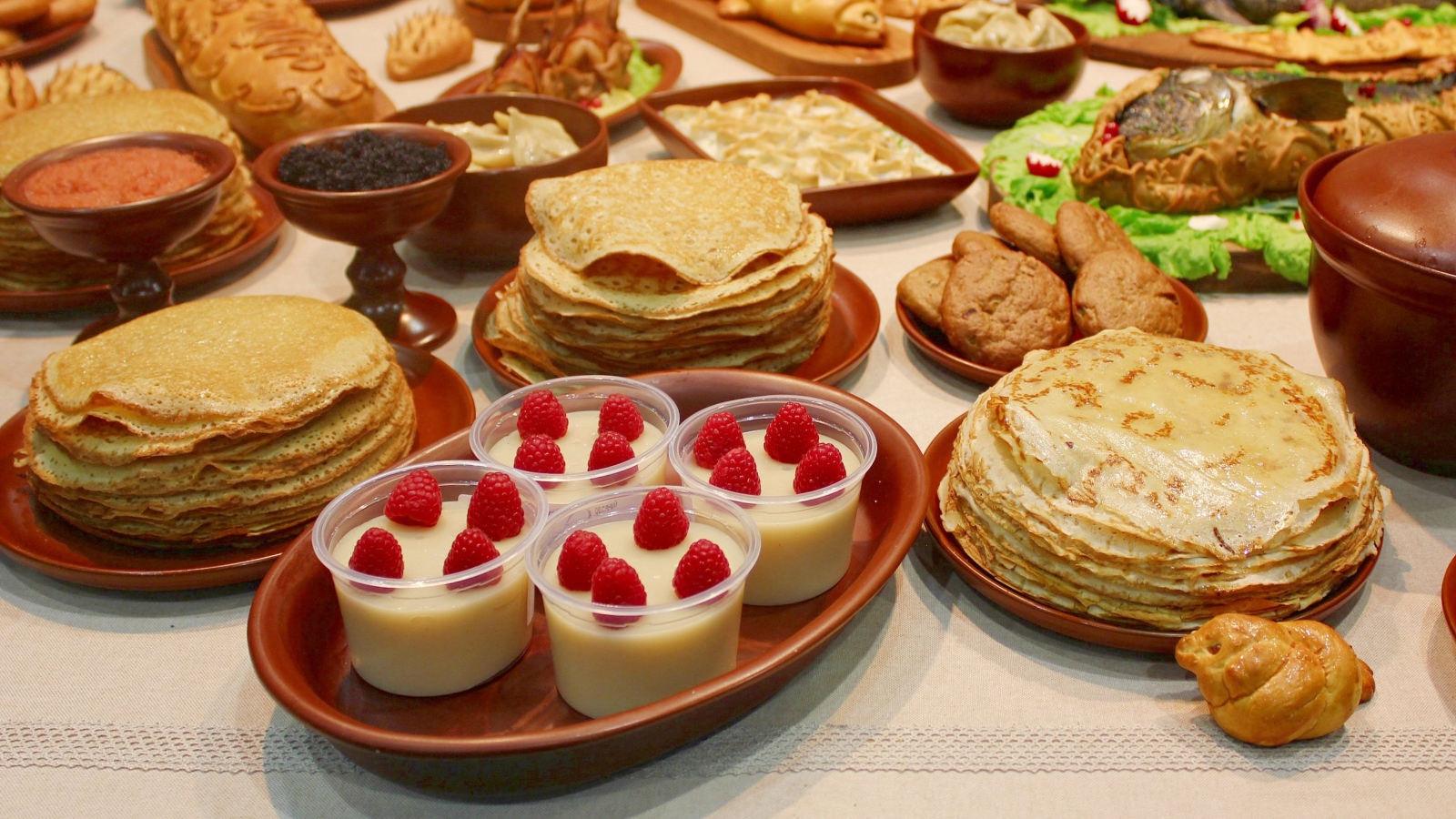 Много угощений на праздничном столе на Масленицу 2021