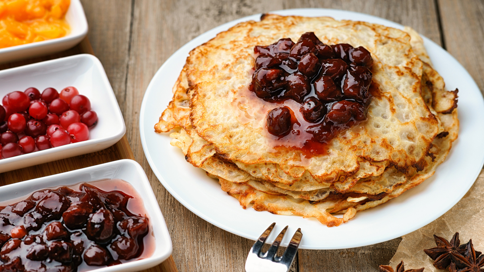 Блины с вишневым вареньем на праздник Масленица