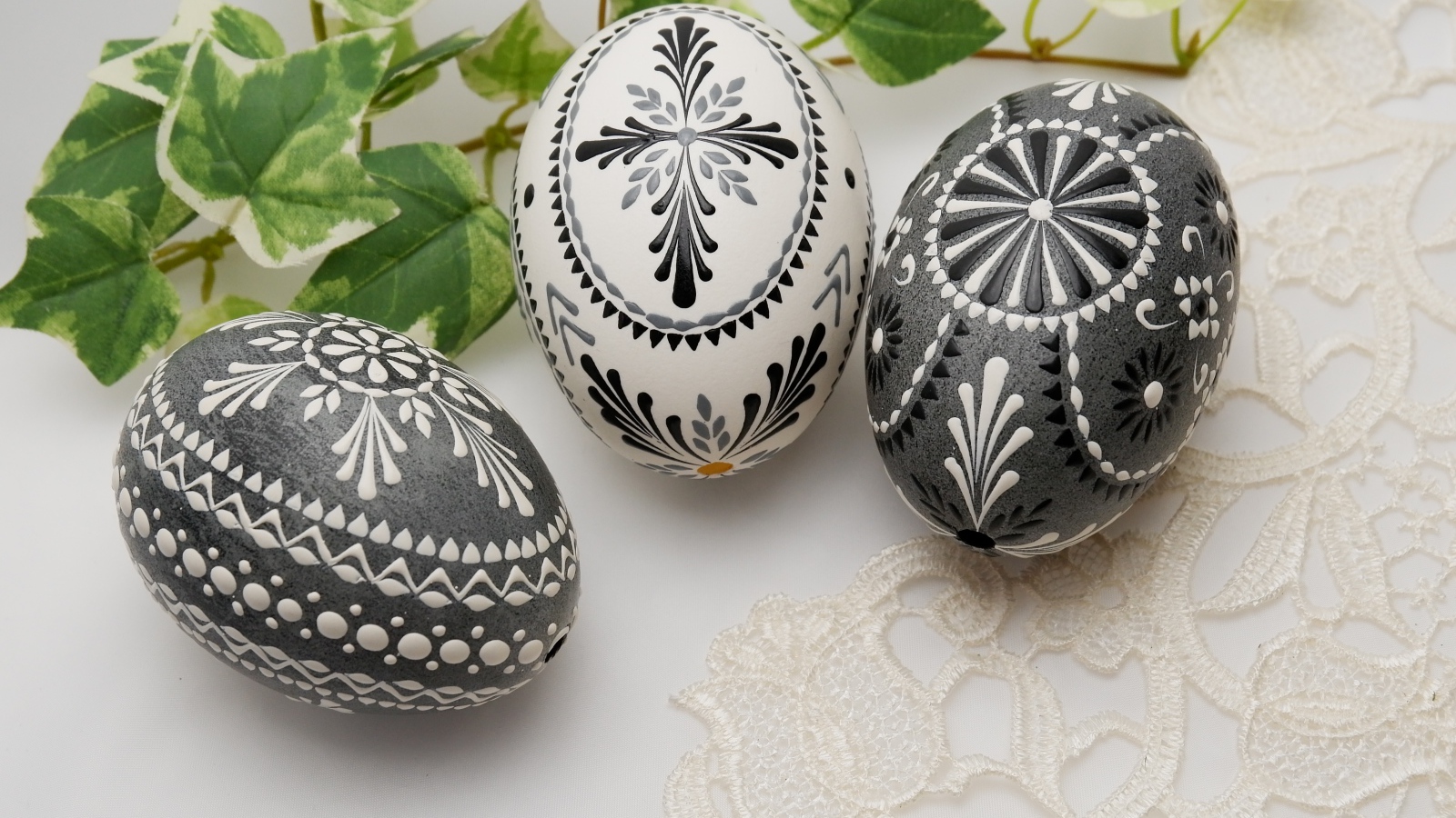 Красивые яйца с орнаментом на столе на Великий Светлый праздник Пасха 2021