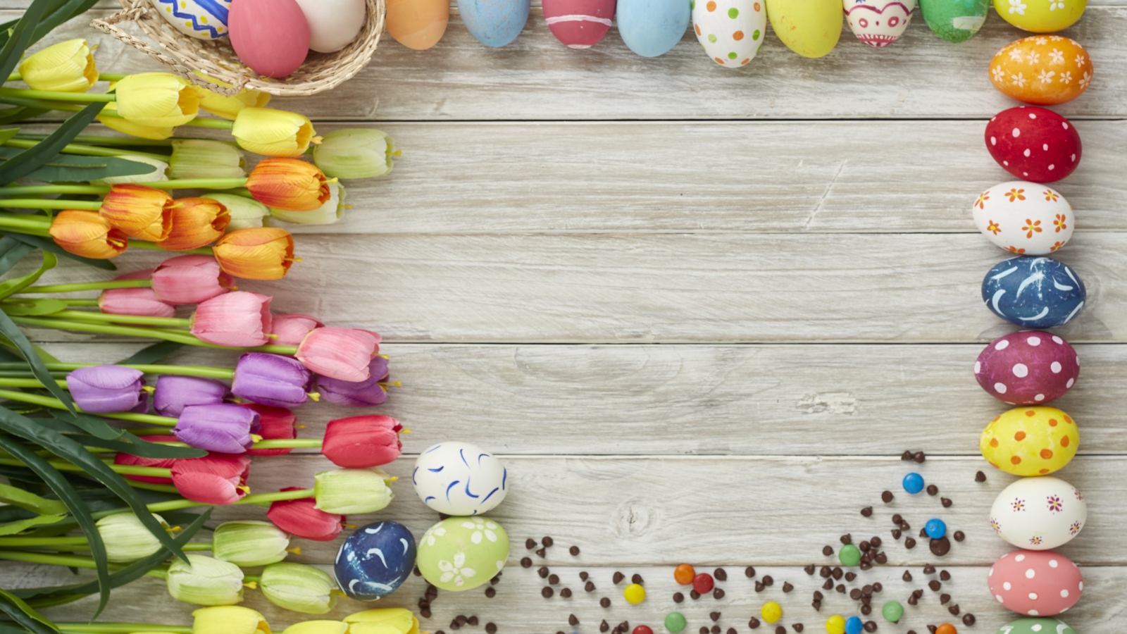 Красивые разноцветные пасхальные яйца с букетом тюльпанов