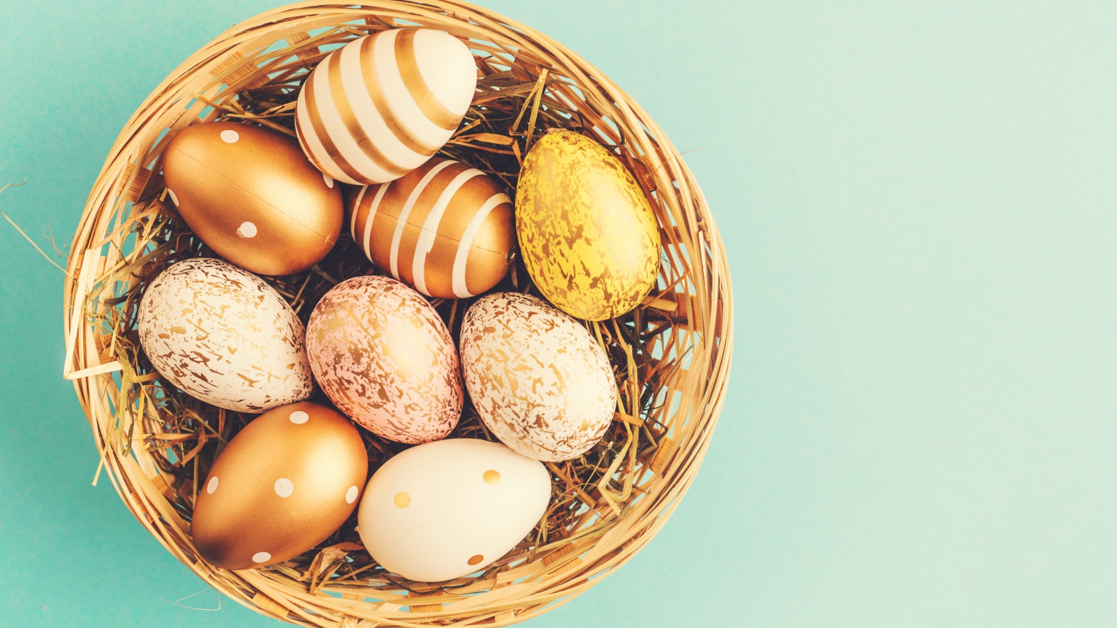 Гнездо с золотистыми крашеными яйцами на Пасху