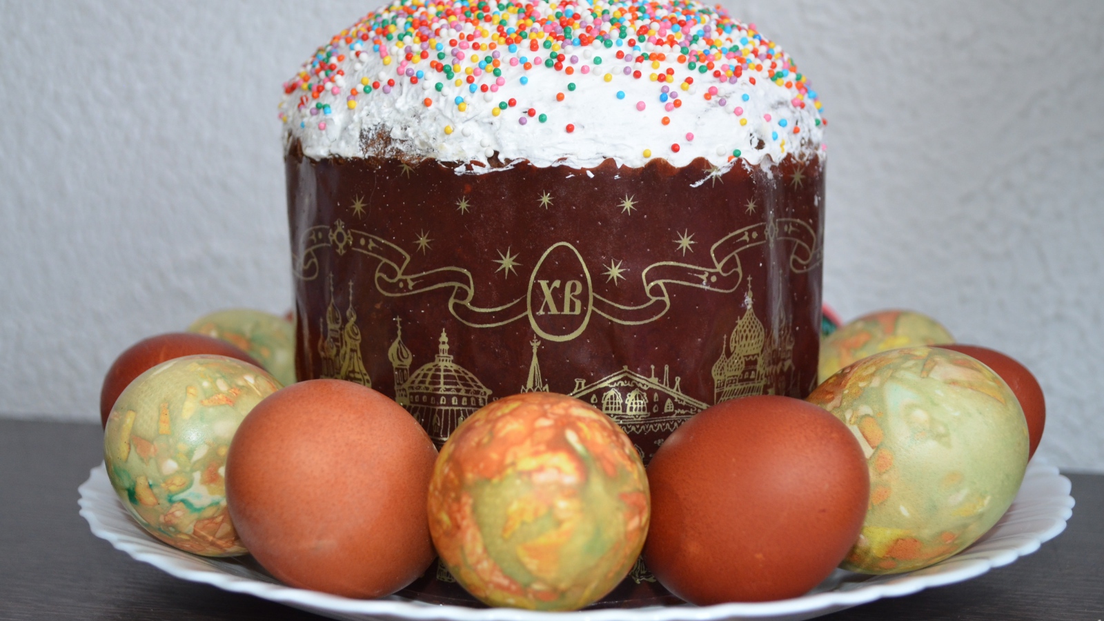 Большой пасхальный кулич с яйцами