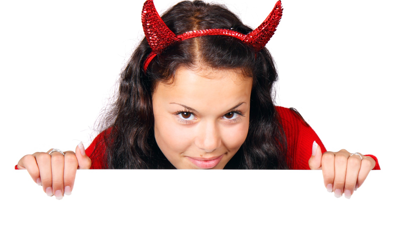 Жгучая чертовка на белом фоне на Хэллоуин