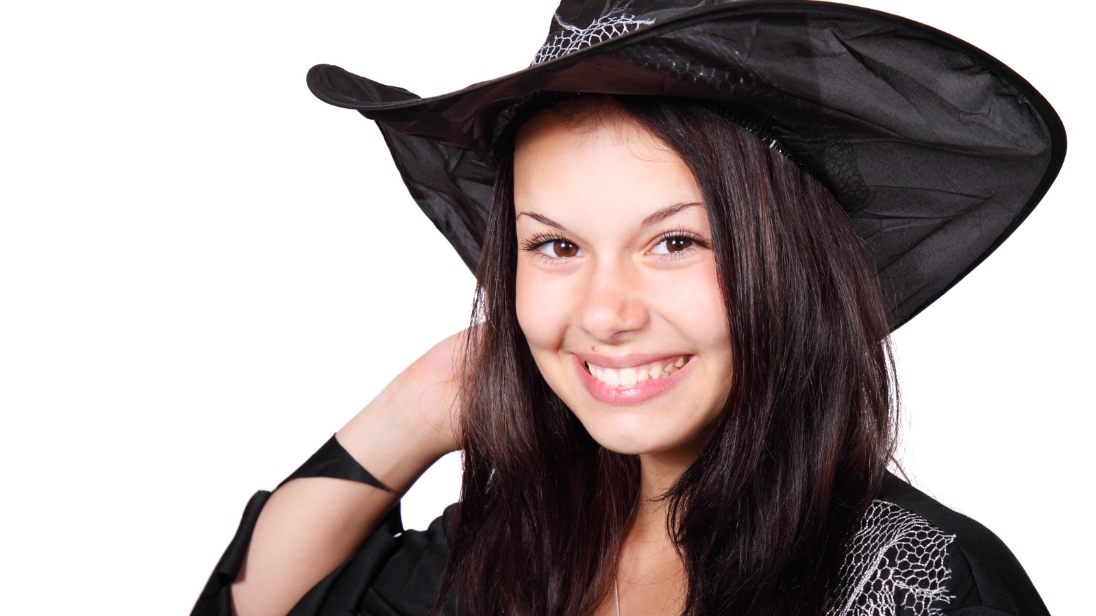 Улыбающаяся девушка в костюме ведьмы на Хэллоуин