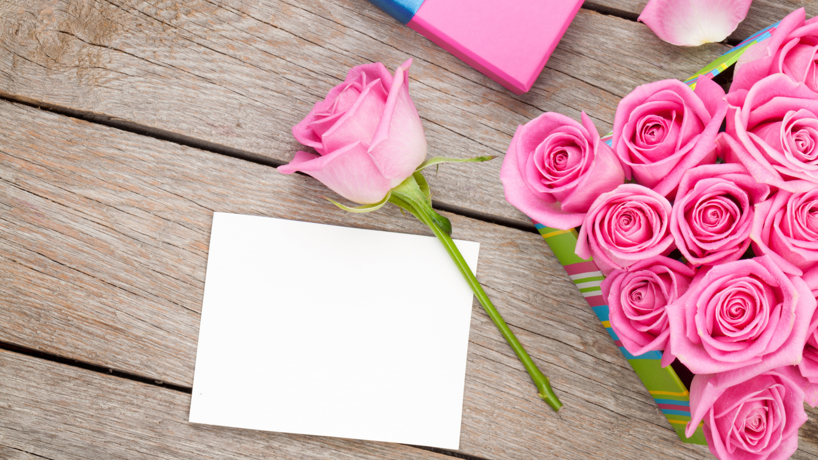 Букет розовых роз и лист бумаги фон для открытки на 8 марта