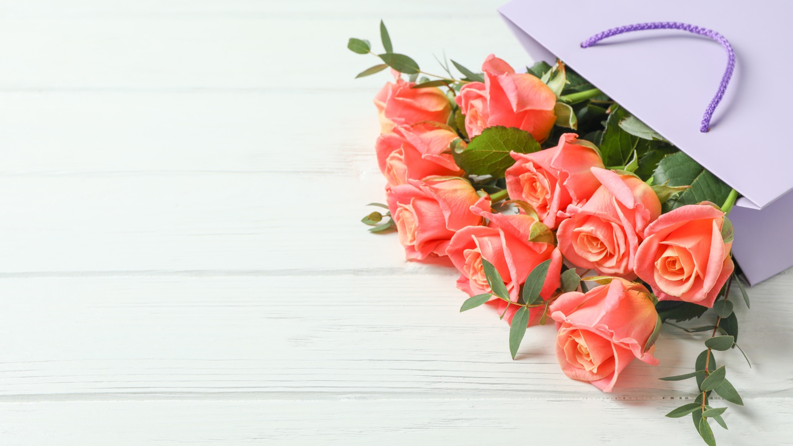 Букет роз в бумажном пакете на 8 марта