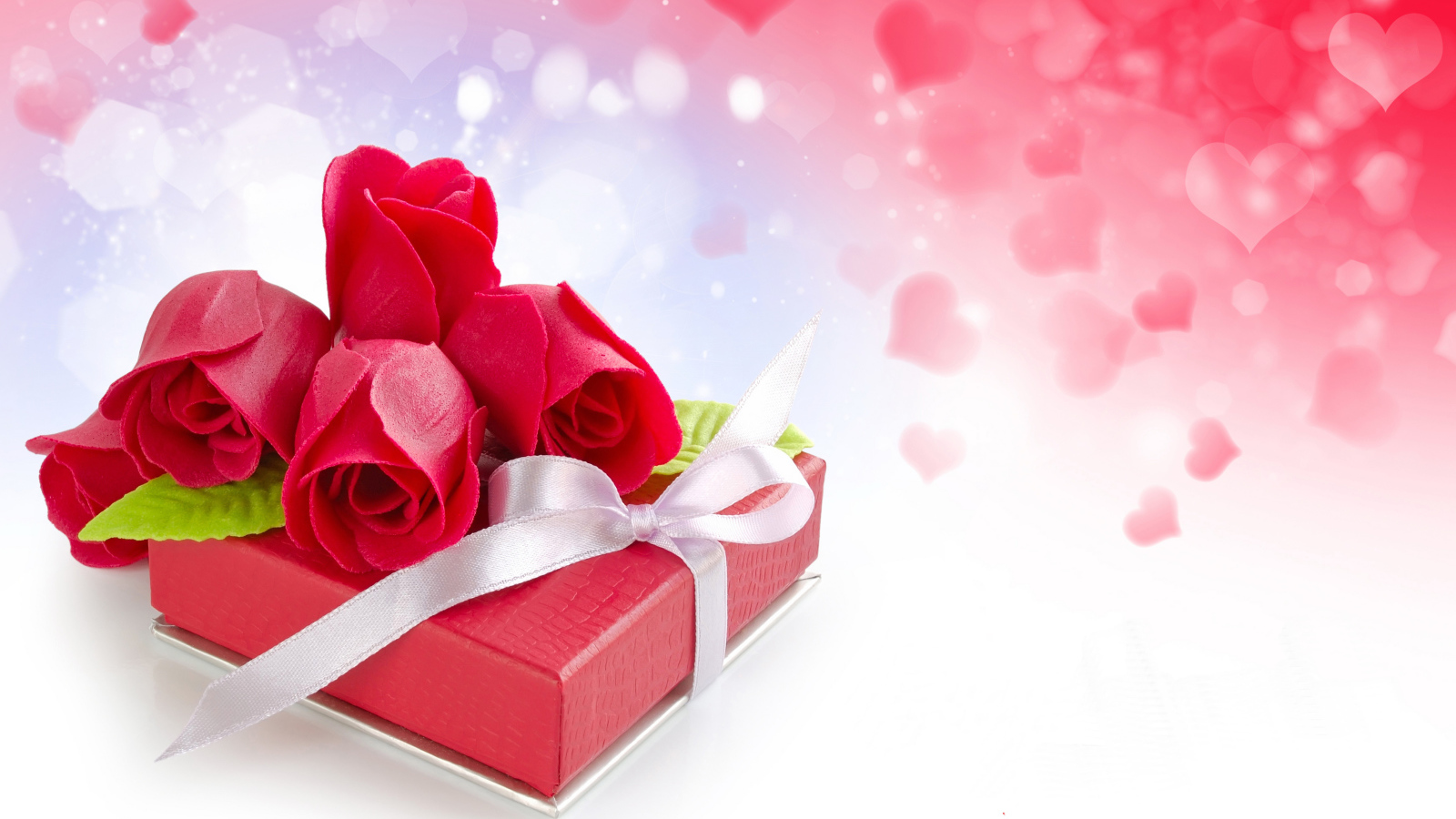 Подарок с красными розами на международный женский день