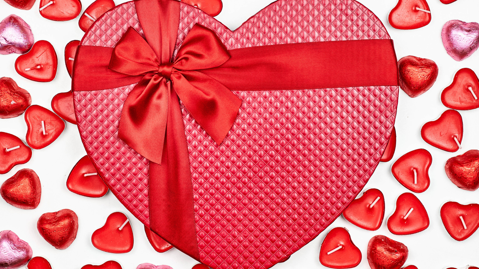 Подарок в форме сердца и свечи подарок на День влюбленных