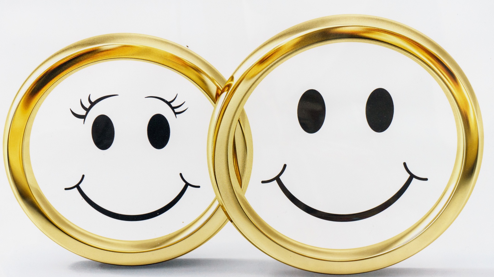 Золотые обручальные кольца на белом фоне