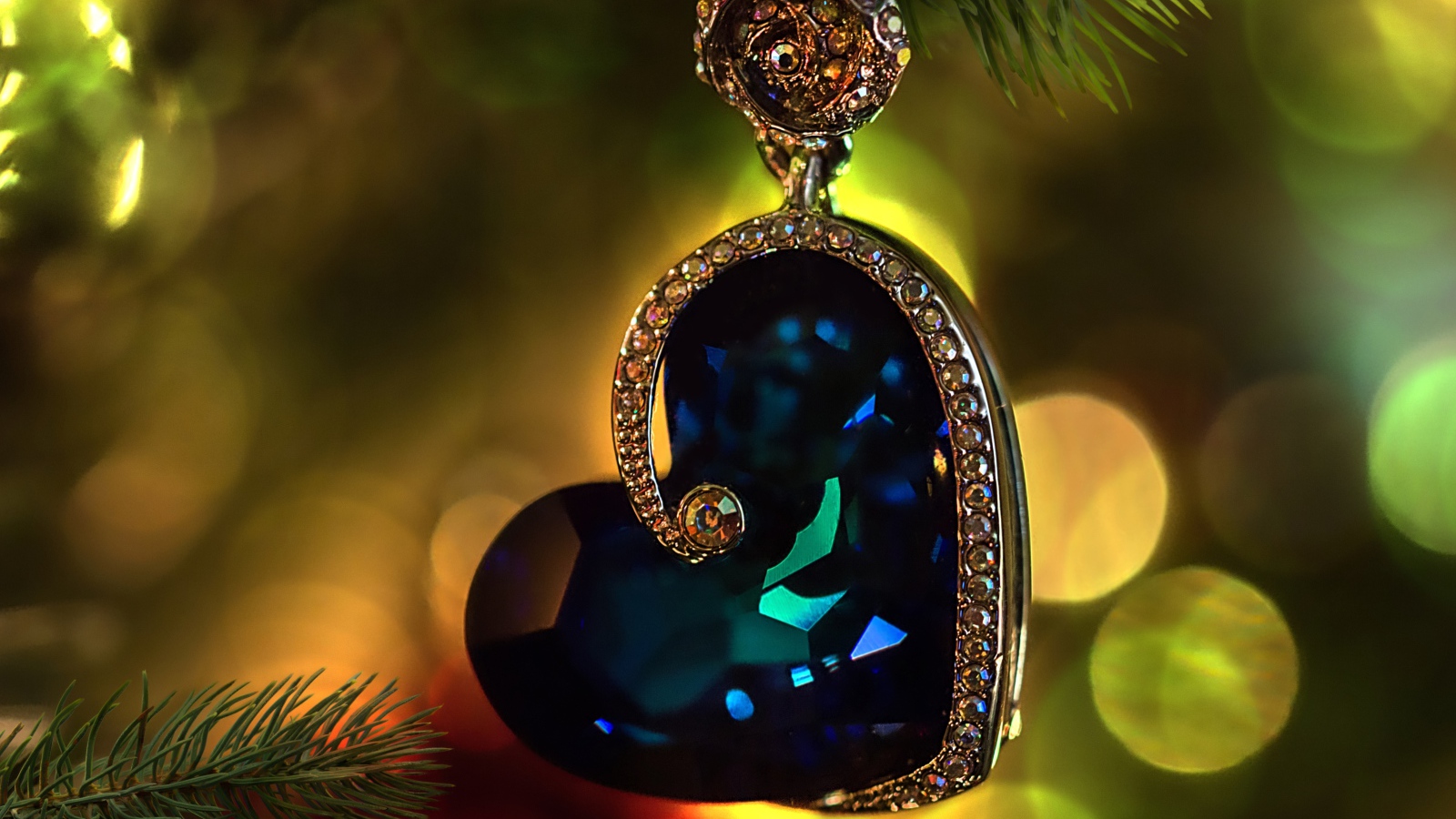 Синий камень в золотом украшении в форме сердца 