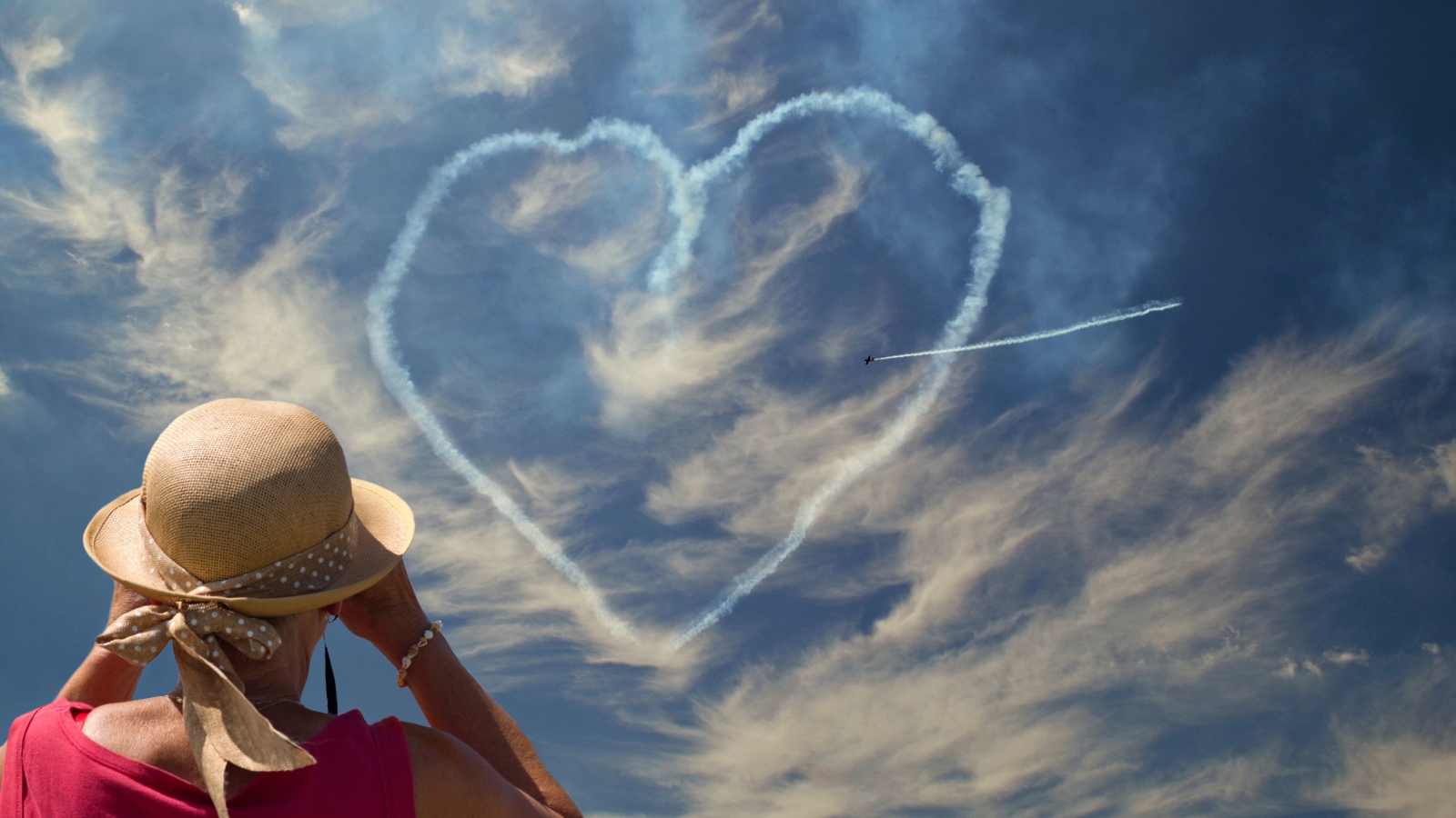 Сердце из облаков в голубом небе