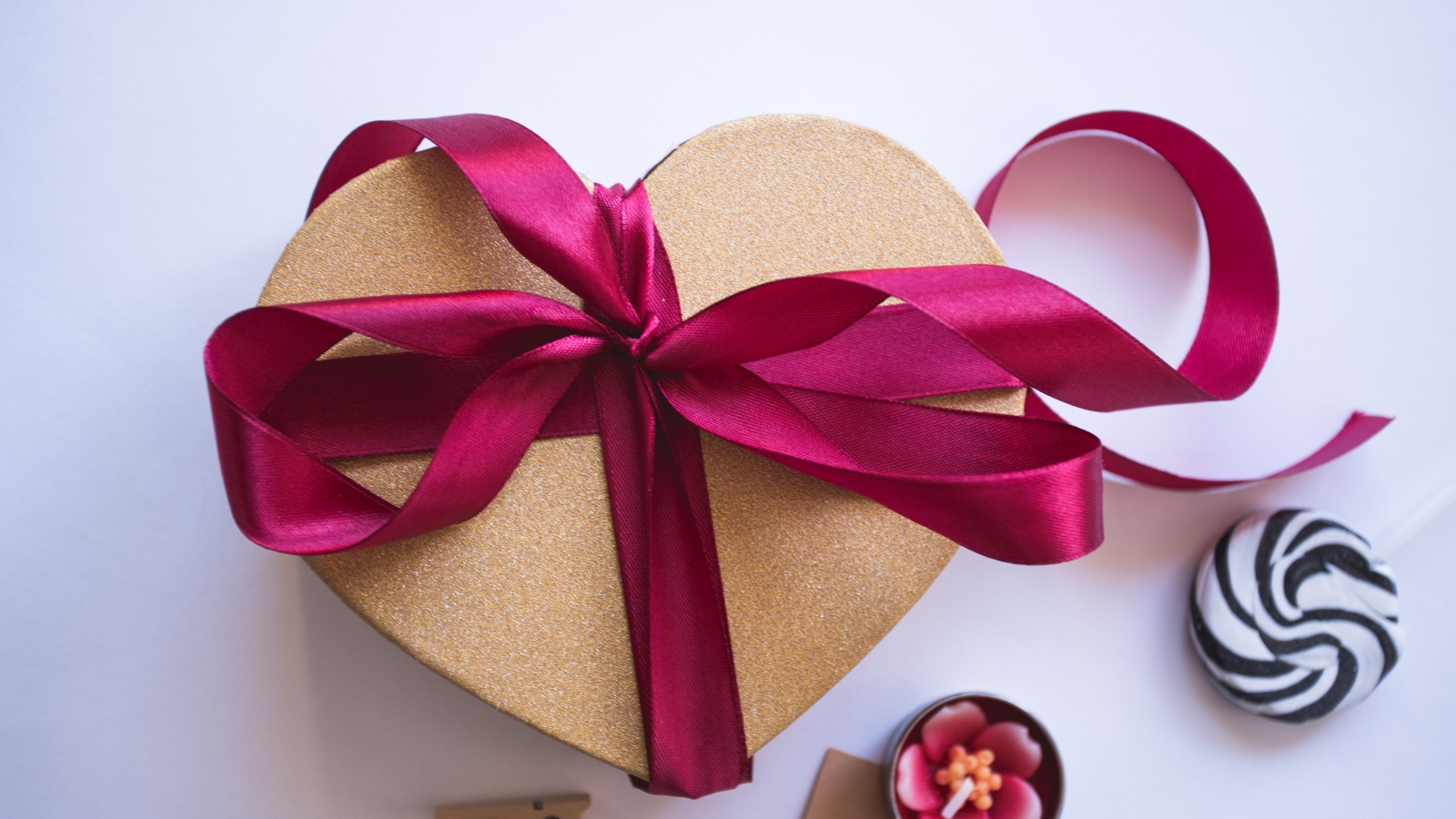 Коробка в в форме сердца с розовой лентой