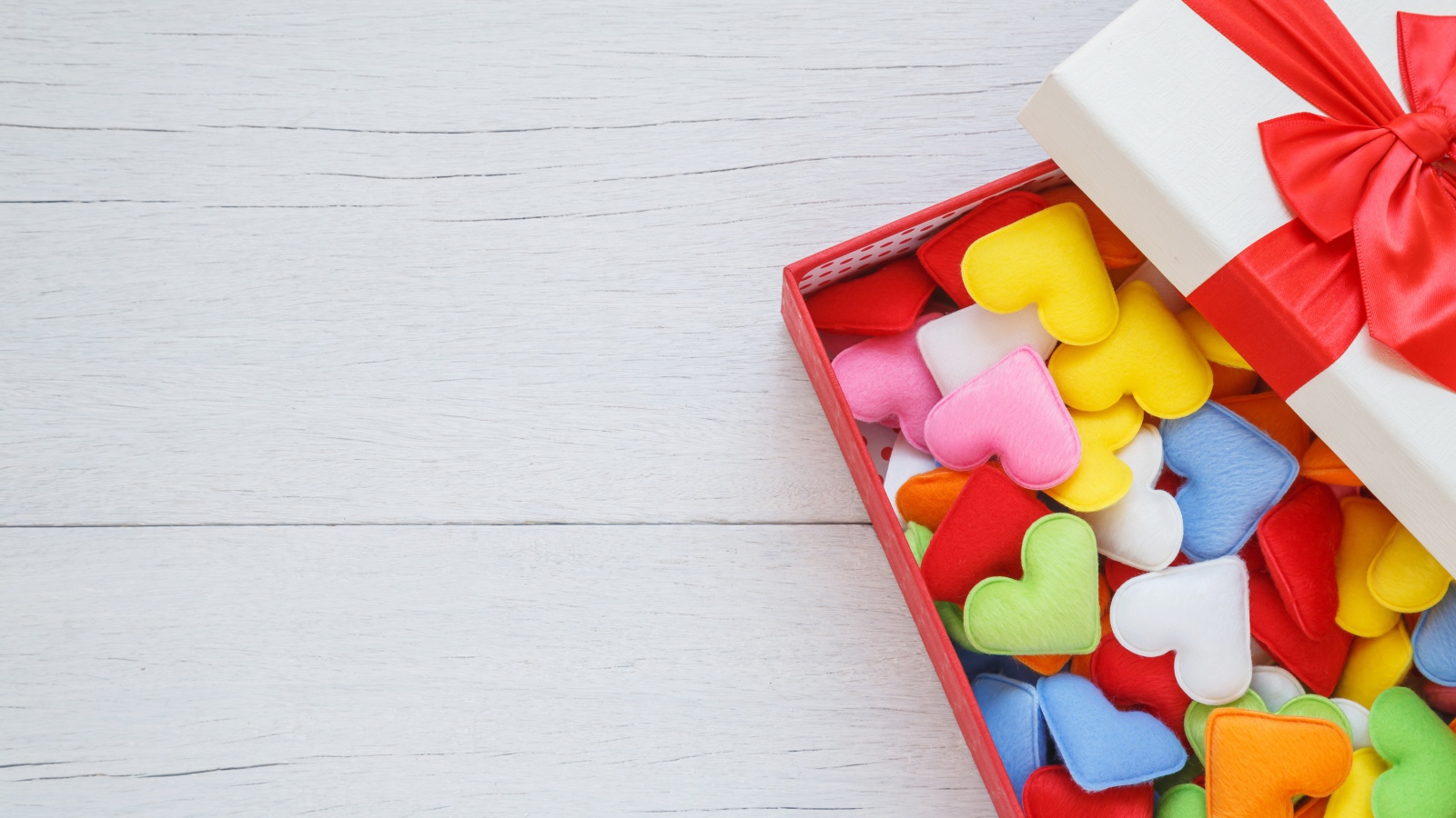 Разноцветные сердечки в коробке с бантом