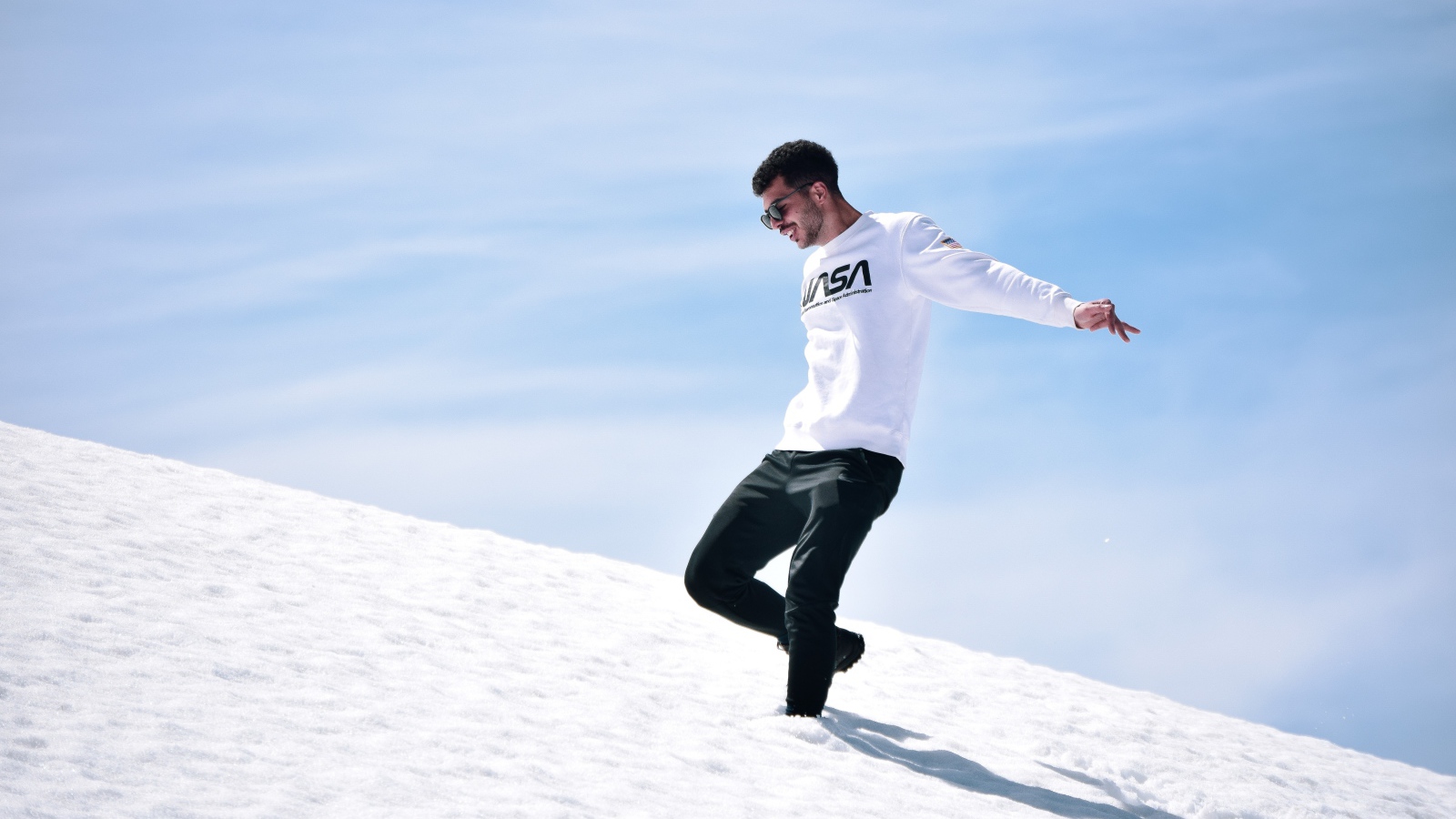 Счастливый мужчина на заснеженном склоне 