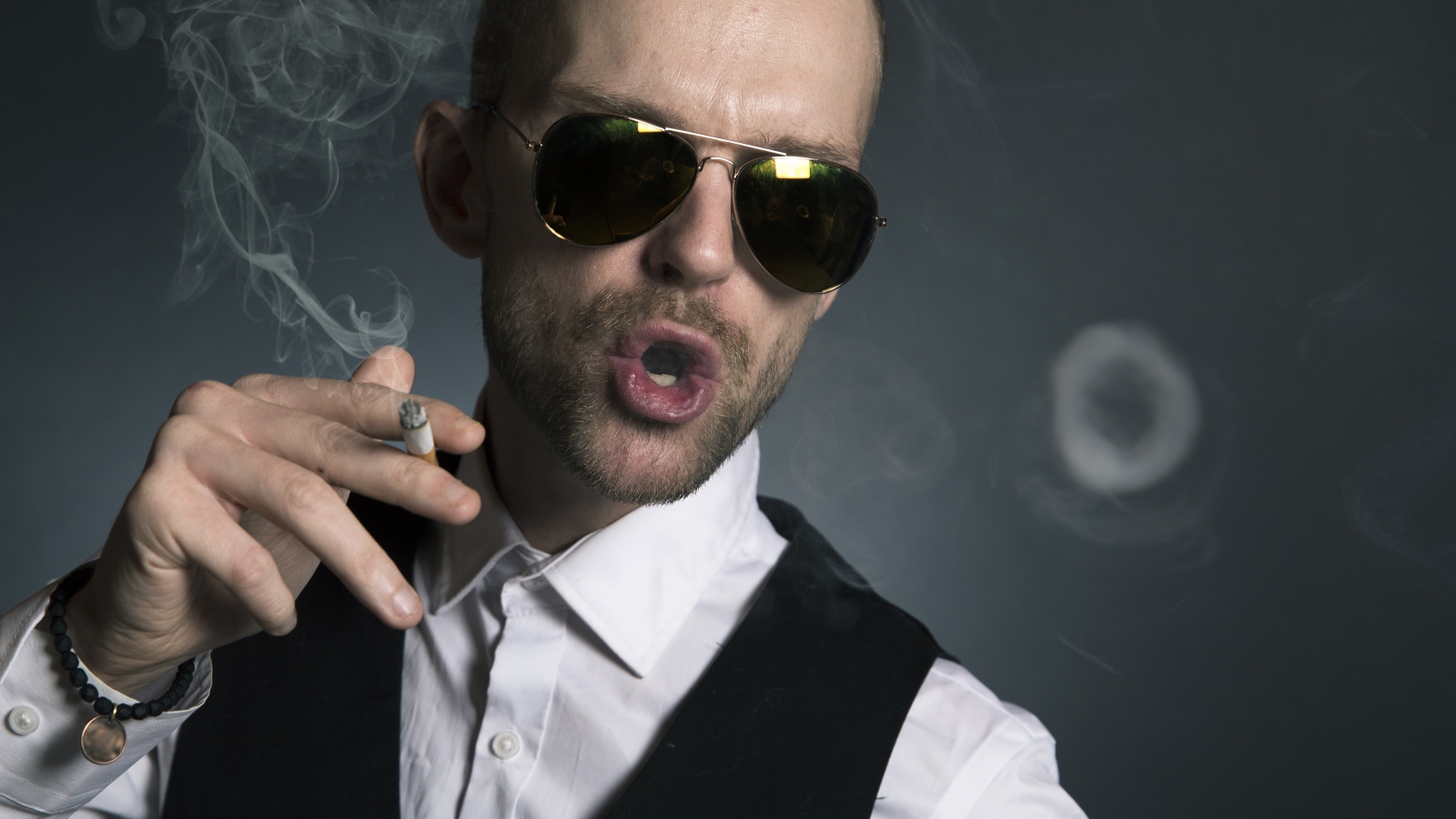 Стильный мужчина в очках с сигаретой 