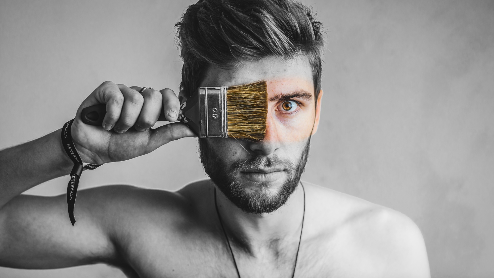 Мужчина закрыл кисточкой глаз 