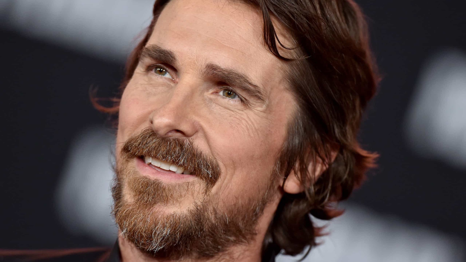 Лицо актера Кристиана Бэйла крупным планом