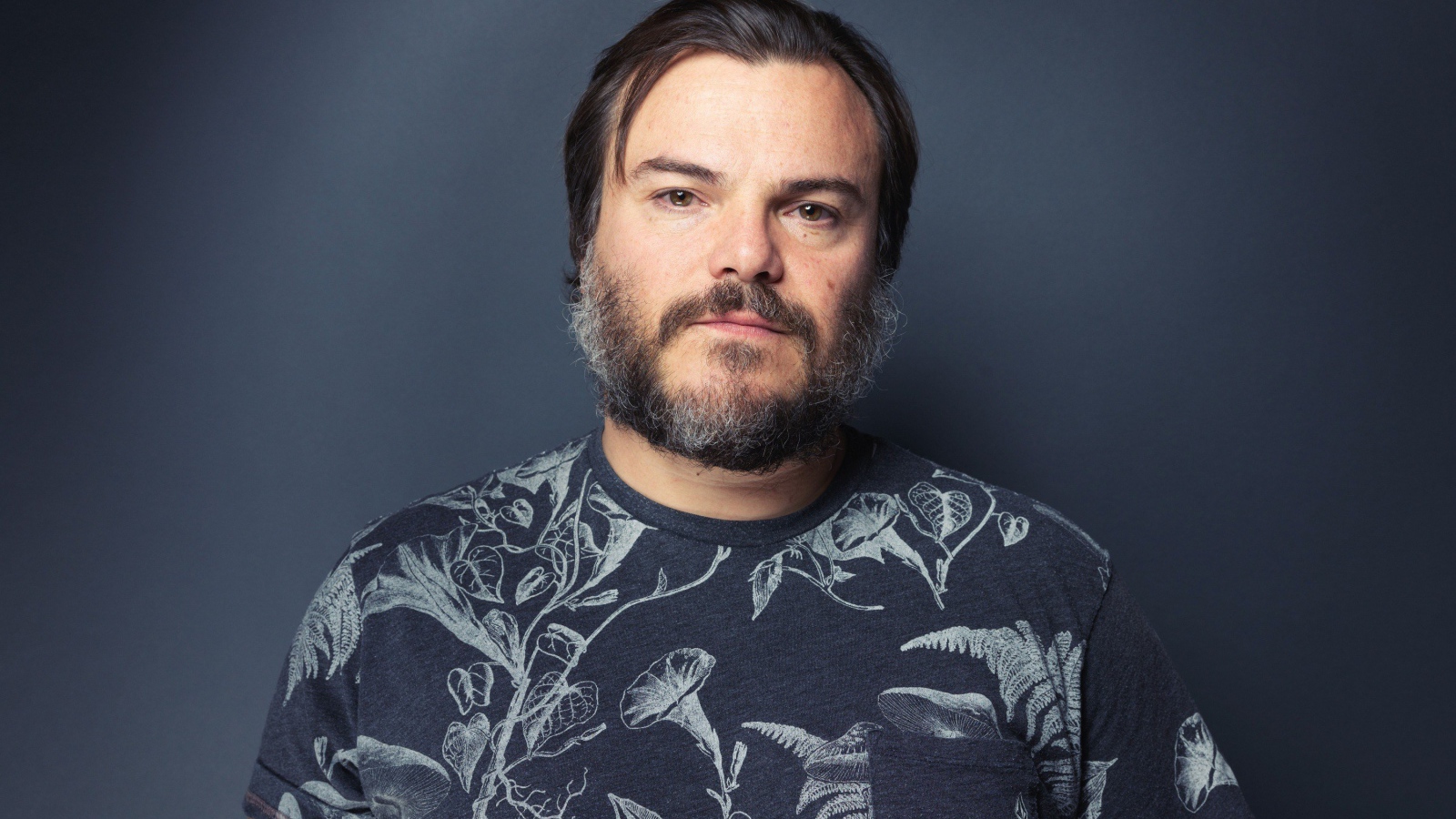 Актер Джек Блэк на сером фоне