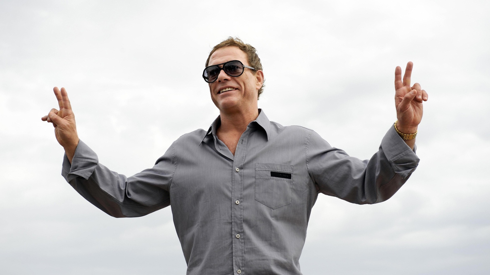 Актер Жан-Клод Ван Дамм на белом фоне