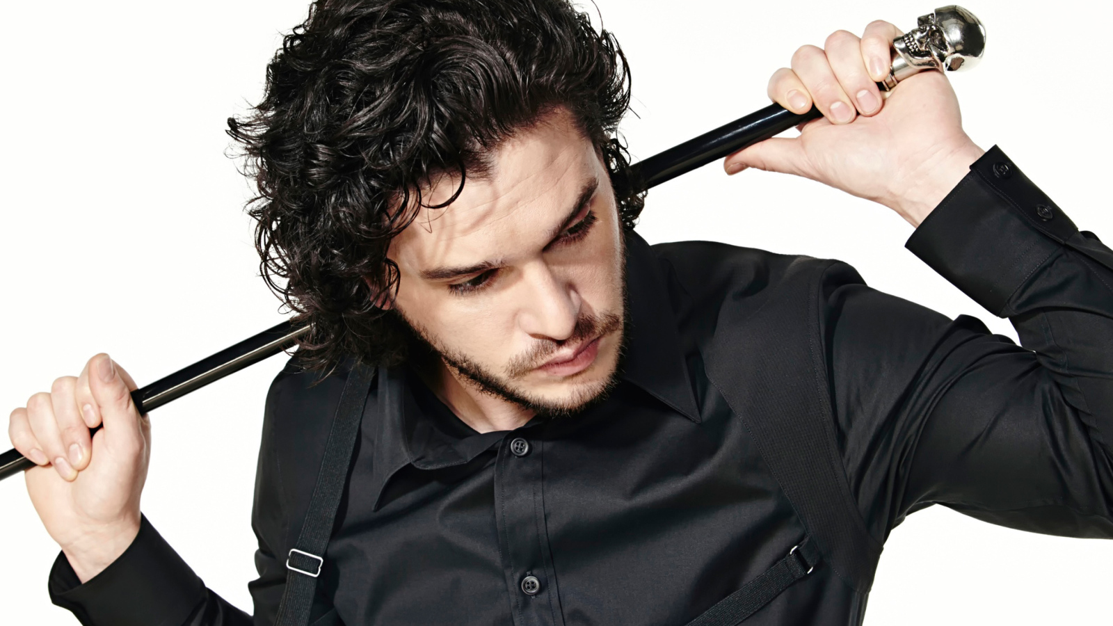 Актер  Кит Харингтон с тростью в руке