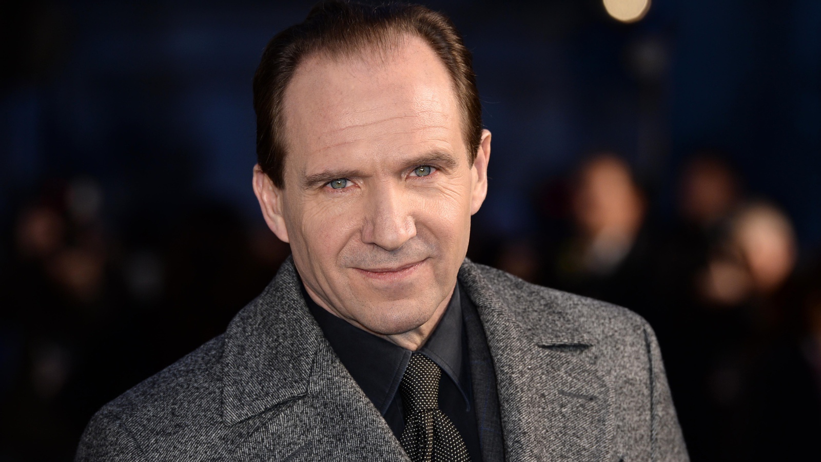 Актер Рэйф Файнс в сером пальто