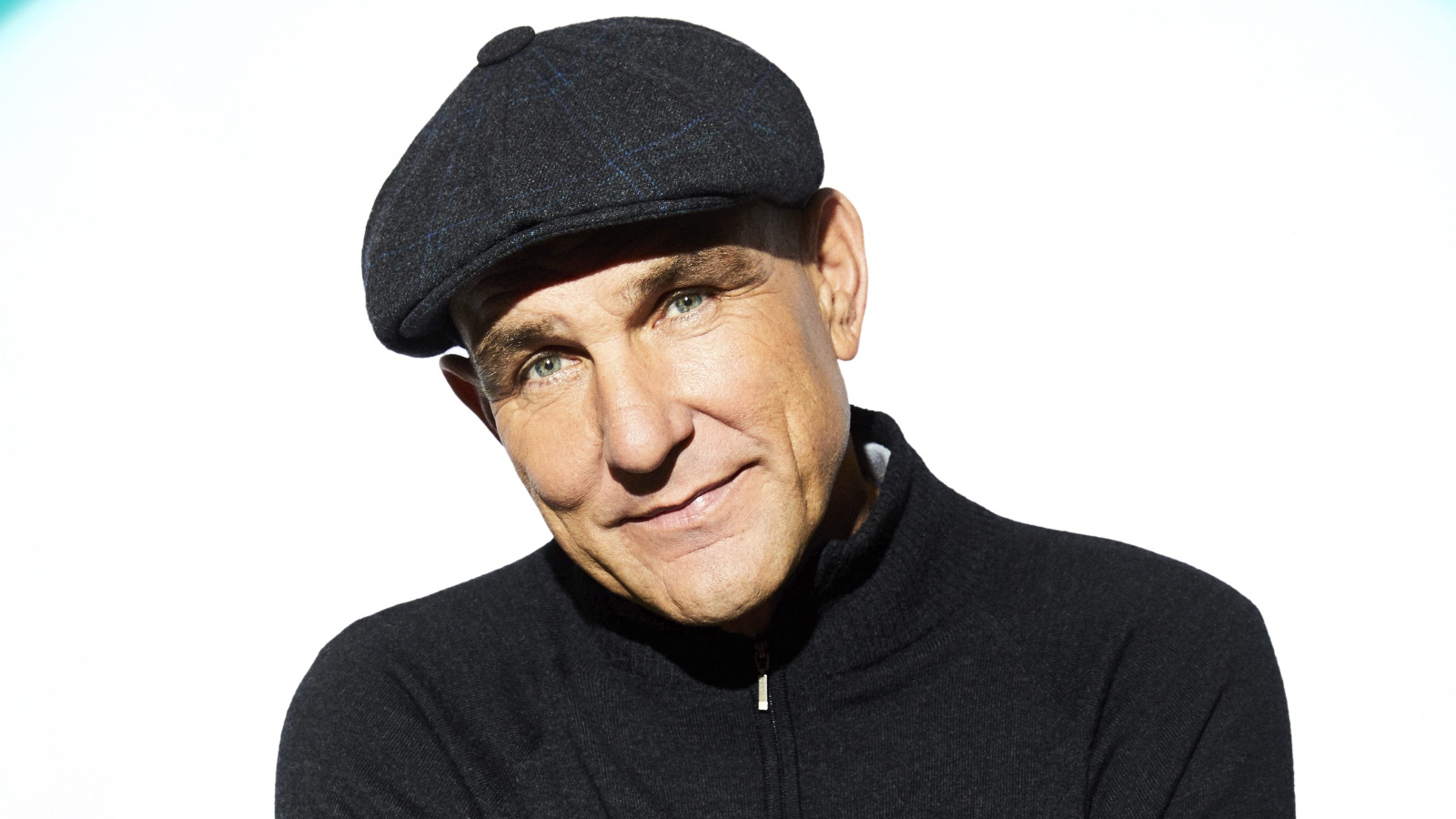 Актер Винни Джонс в кепке