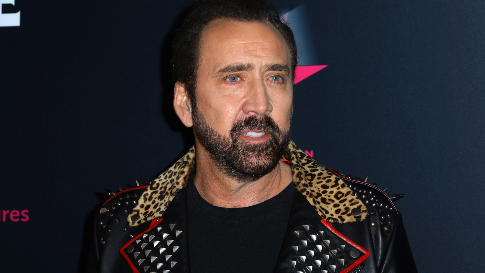 Голубоглазый актер Николас Кейдж в кожаной куртке