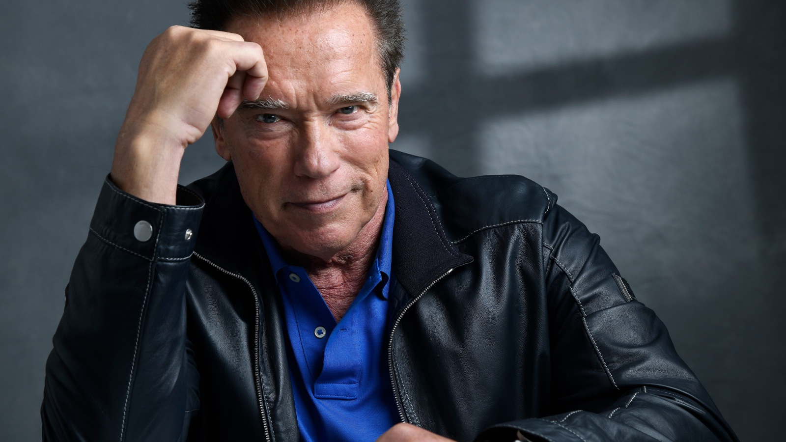 Легендарный актер Арнольд Шварценеггер в черной куртке